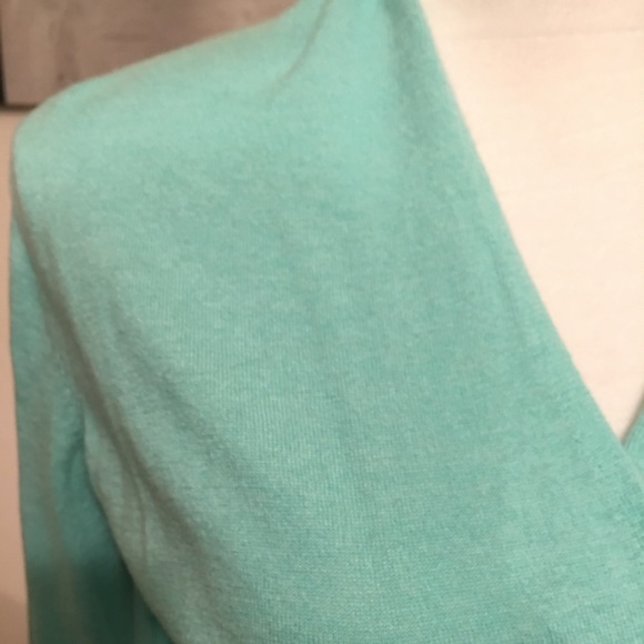 Mint long sleeve v-neck top - Picture 2 of 4